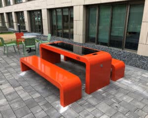 Smart solar picknicktafel